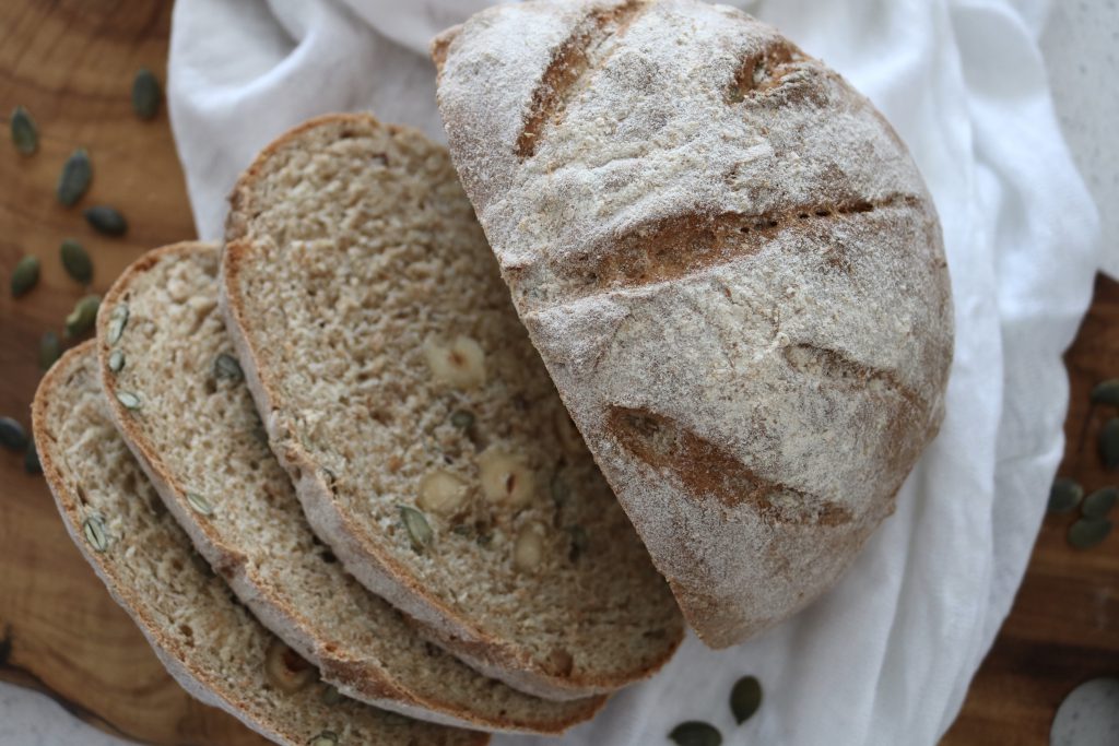 Miche de pain au blé entier et aux noisettes - Nautilus ...